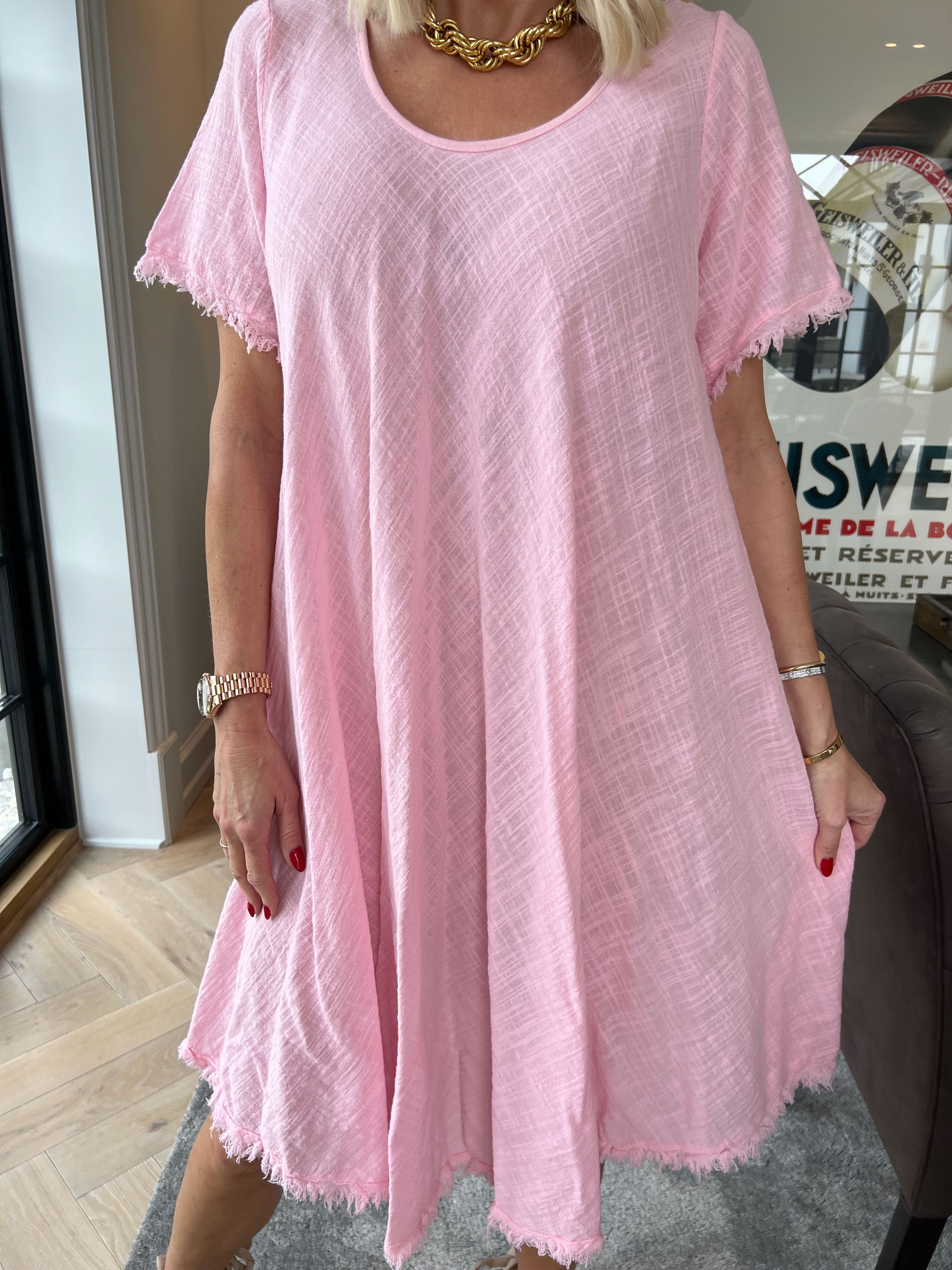 Slone - Sød bomuldskjole i hørlignende stof med frynsekant forneden og ved ærmer